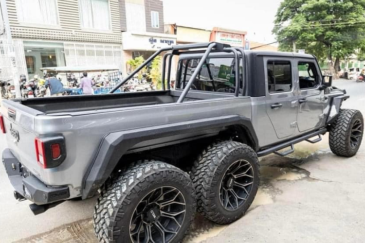 Chính vì điều này mà đã có những từ như ngán tận cổ độ xe hay đỉnh cao của độ xe là về "zin" đã được chia sẻ khá nhiều. Tuy nhiên, không phải xe độ nào lăn bánh tại Việt Nam cũng khiến chủ nhân phải lo sợ mùa đăng kiểm gắt gao mà chỉ cần chịu chi, mọi thứ đã có showroom bán xe.