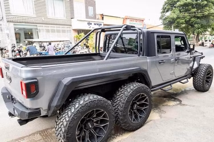 Chính vì điều này mà đã có những từ như ngán tận cổ độ xe hay đỉnh cao của độ xe là về "zin" đã được chia sẻ khá nhiều. Tuy nhiên, không phải xe độ nào lăn bánh tại Việt Nam cũng khiến chủ nhân phải lo sợ mùa đăng kiểm gắt gao mà chỉ cần chịu chi, mọi thứ đã có showroom bán xe.