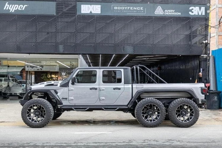 Chẳng hạn như chiếc Jeep Gladiator 6x6 bán tải này đang được rao bán với các đại gia Việt này. Lý do là xe được nhập về Campuchia và hiện đang tìm chủ nhân chịu chơi.