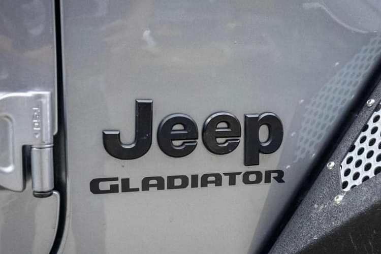 Jeep Gladiator 6x6 là 1 bản độ với việc chiếc xe bán tải này được kéo dài chân ra với hệ truyền động 6x6, điều này chắc chắn sẽ khiến xe khó đăng kiểm tại Việt Nam nhưng ở Campuchia thì khá dễ dàng.