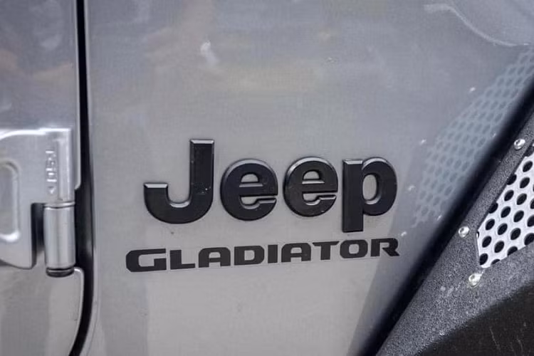 Jeep Gladiator 6x6 là 1 bản độ với việc chiếc xe bán tải này được kéo dài chân ra với hệ truyền động 6x6, điều này chắc chắn sẽ khiến xe khó đăng kiểm tại Việt Nam nhưng ở Campuchia thì khá dễ dàng.