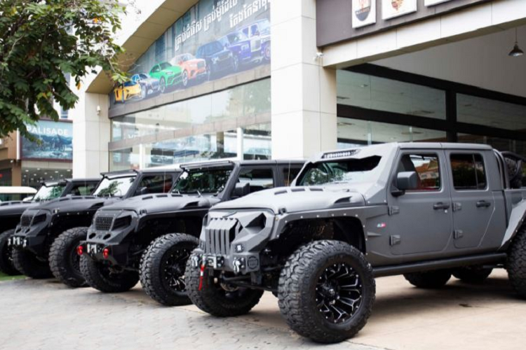 Xe bán tải Jeep Gladiator là niềm cảm hứng không nhỏ cho các hãng độ biến nó thành mẫu xe có hệ dẫn động 6x6, điều này khiến Jeep Gladiator trông hầm hố và dữ dằn, bản độ Jeep Gladiator 6x6 đang rao bán với khách hàng Việt còn được sửa đổi kha khá ngoại thất bao gồm mặt tiền phía trước như các mẫu xe bọc thép, vòng ra bên hông xe