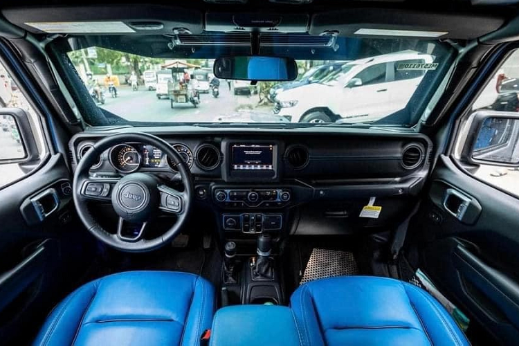 Hiện chưa có giá xe Jeep Gladiator 6x6 mang biển Campuchia này, chỉ biết rằng, người mua chỉ cần chịu chi, người bán sẽ lo các thủ tục ra biển số, thông quan và giao tận nhà, may mắn còn được tặng kèm biển số cá nhân hóa theo ý thích của mình.