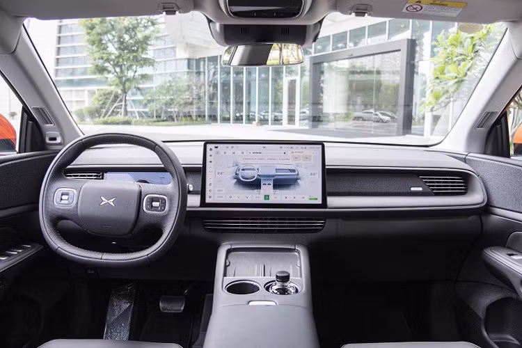 Thiết kế ngoại thất của xe Xpeng G6 của Trung Quốc khá tương lai với dải đèn LED chiếu sáng ban ngày hình vòng cung, ôm hết đầu xe, đèn hậu LED cũng dạng xuyên thấu, 2 bên hốc gió trước chính là nơi hãng xe Trung Quốc đặt hệ thống đèn chiếu sáng LED cho xe. Xpeng G6 có 6 màu cho khách hàng lựa chọn.