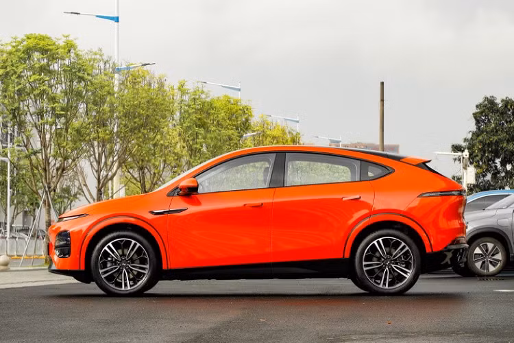 Xpeng G6 chạy điện ra mắt với 5 phiên bản, giá bán từ 209.900 nhân dân tệ đến 276.900 nhân dân tệ (tương đương 678 triệu đồng đến 894 triệu đồng). Hãng xe Trung Quốc này cho biết, tính đến thời điểm hiện tại, chiếc SUV coupe điện Xpeng G6 đã nhận được hơn 35.000 đơn đặt hàng.