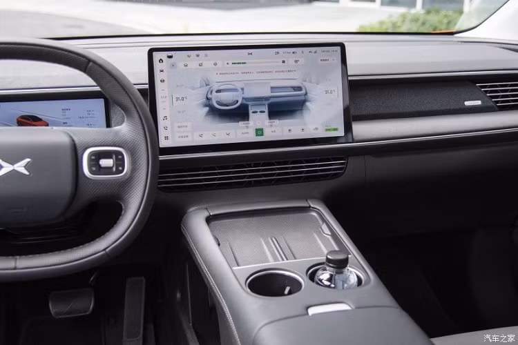 Xe sử dụng vô-lăng 5 chấu kép, mặt trước là đồng hồ LCD 10,2 inch dạng nhúng, phần điều khiển trung tâm sử dụng màn hình hiển thị gần 15 inch, tích hợp hệ thống thông minh theo xe Xmart OS 4.0 và có các công nghệ mới nhất. khả năng tương tác bằng giọng nói.