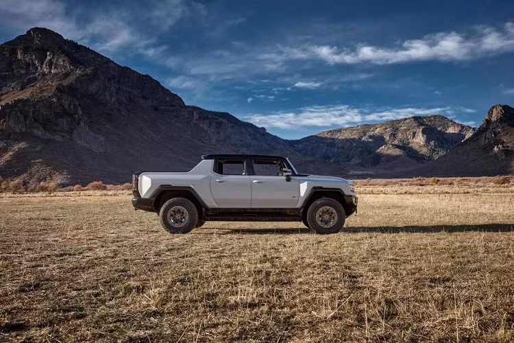 Giá xe GMC Hummer EV 3X Pickup 2024 khởi điểm là 106.945 USD (2,528 tỷ đồng). Xe trang bị sẵn hệ thống treo khí nén, hệ thống đánh lái 4 bánh cùng với tính năng CrabWalk cho phép "đi ngang như cua". 