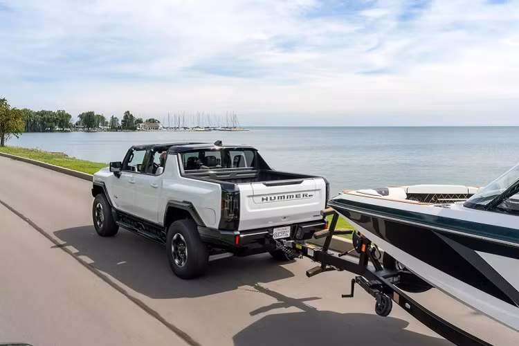 Lúc đó, chiếc bán tải hạng sang sẽ có thêm các tấm ốp bảo vệ gầm, trục hình cầu chịu tải nặng, mâm 18 inch đi kèm với lốp địa hình 35 inch. 