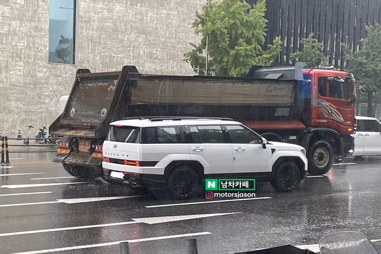 Chẳng còn bao lâu nữa, Hyundai SantaFe thế hệ mới sẽ chính thức ra mắt toàn cầu trong sự kiện được tổ chức ở quê nhà Hàn Quốc. Trước thời điểm này, mẫu SUV hạng trung của nhà Hyundai liên tục chạy thử trên đường phố Hàn Quốc. Mới đây, Hyundai SantaFe 2024 đã vô tình bị bắt gặp khi đang sóng đôi với một chiếc xe ben. 