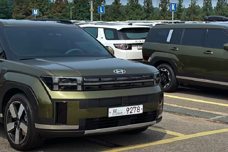 Chưa hết, Hyundai SantaFe 2024 còn sở hữu thiết kế ngoại thất hoàn toàn mới với những chi tiết tạo hình chữ "H" như dải đèn LED định vị ban ngày, đèn hậu và cản trước. Tiếp đến là 2 kiểu lưới tản nhiệt, thay đổi theo phiên bản. Lưới tản nhiệt và đèn pha đều được chia thành 2 tầng bằng dải đèn LED định vị ban ngày nằm vắt ngang đầu xe. 