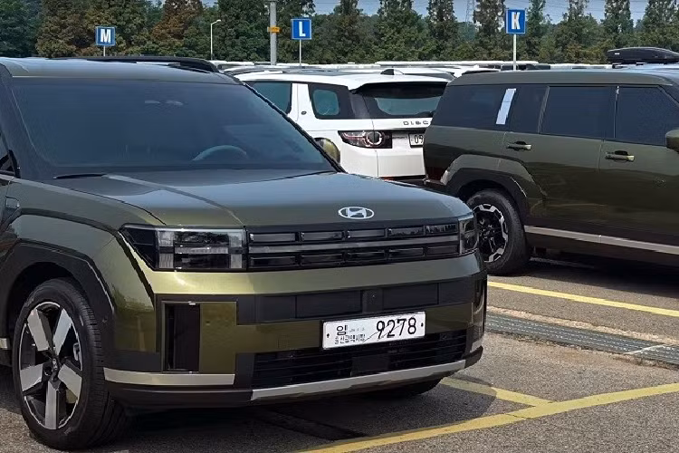 Chưa hết, Hyundai SantaFe 2024 còn sở hữu thiết kế ngoại thất hoàn toàn mới với những chi tiết tạo hình chữ "H" như dải đèn LED định vị ban ngày, đèn hậu và cản trước. Tiếp đến là 2 kiểu lưới tản nhiệt, thay đổi theo phiên bản. Lưới tản nhiệt và đèn pha đều được chia thành 2 tầng bằng dải đèn LED định vị ban ngày nằm vắt ngang đầu xe. 