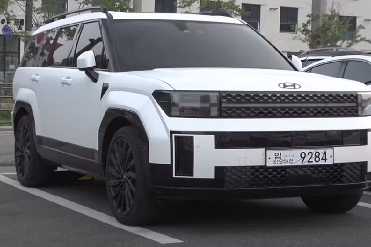 Logo của hãng Hyundai không còn nằm trong lưới tản nhiệt như thế hệ cũ mà chuyển lên nắp ca-pô. Ngoài ra, Hyundai SantaFe 2024 còn có khe gió nằm dọc ở hai góc đầu xe, hốc gió trung tâm rộng trên cản trước, sườn xe khá thẳng thớm, hốc bánh góc cạnh, kính cửa sổ rộng và có thiết kế chia khoang độc đáo, baga nóc mới, cửa cốp bằng phẳng, thẳng đứng, đèn hậu đặt thấp cũng như 1 đầu ống xả dưới cản sau.