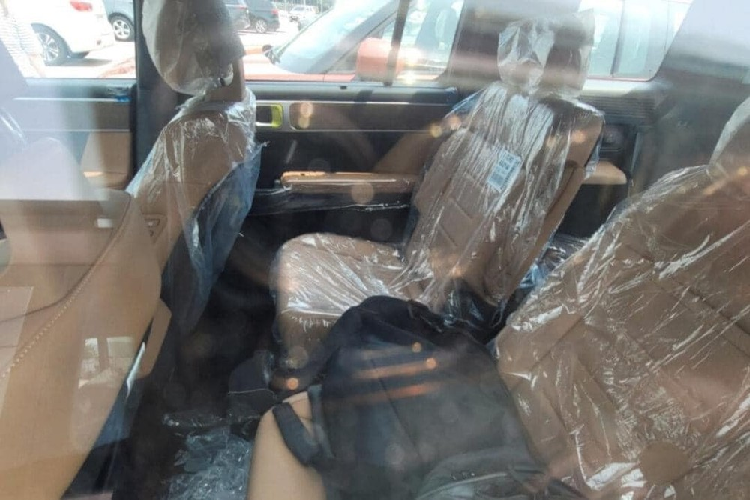 Bên trong Hyundai SantaFe 2024 tiếp tục là không gian nội thất 3 hàng ghế như trước. Xe sẽ có 2 cấu hình chỗ ngồi là 2+2+2 và 2+3+2. Trong đó, phiên bản 6 chỗ đi kèm 2 ghế thương gia nằm độc lập với nhau ở giữa xe.