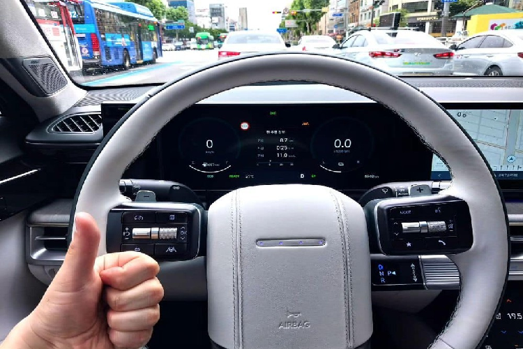 Cuối cùng là hệ truyền động plug-in hybrid (PHEV), bao gồm máy xăng 4 xi-lanh, tăng áp, dung tích 1.6L, mô-tơ điện và hộp số tự động 6 cấp, đi với hệ dẫn động 4 bánh HTRAC. Theo kế hoạch, Hyundai Santa Fe thế hệ thứ 5 sẽ ra mắt trong tháng 8 này, cùng với Kia Sorento bản nâng cấp.