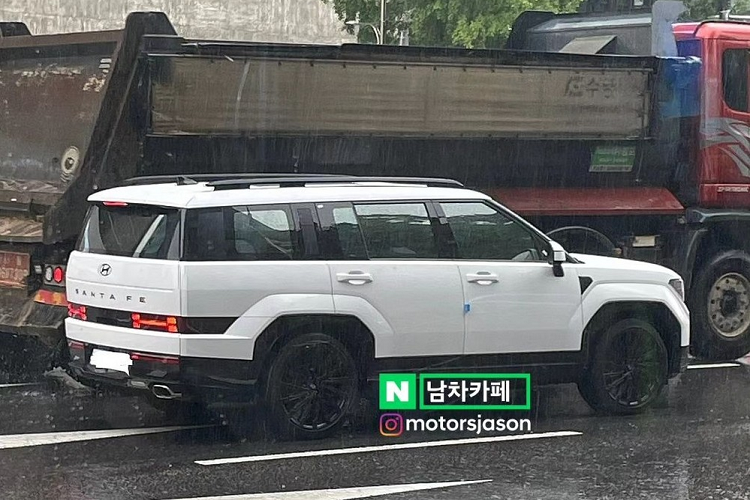 Hình ảnh này phần nào cho thấy mẫu SUV hạng trung này đã tăng mạnh về kích thước so với thế hệ cũ. Hiện hãng Hyundai chưa công bố thông số kích thước cụ thể của SantaFe mới. Tuy nhiên, xe được dự đoán sẽ có kích thước nằm giữa thế hệ cũ và người anh em Hyundai Palisade đồng thời tạo khoảng cách rõ rệt hơn với Kia Sorento cũng như Hyundai Tucson.