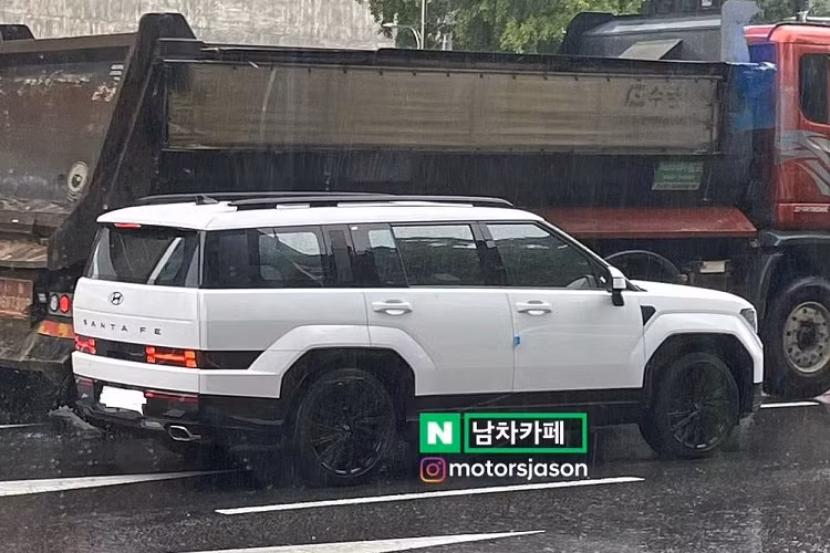 Hình ảnh này phần nào cho thấy mẫu SUV hạng trung này đã tăng mạnh về kích thước so với thế hệ cũ. Hiện hãng Hyundai chưa công bố thông số kích thước cụ thể của SantaFe mới. Tuy nhiên, xe được dự đoán sẽ có kích thước nằm giữa thế hệ cũ và người anh em Hyundai Palisade đồng thời tạo khoảng cách rõ rệt hơn với Kia Sorento cũng như Hyundai Tucson.