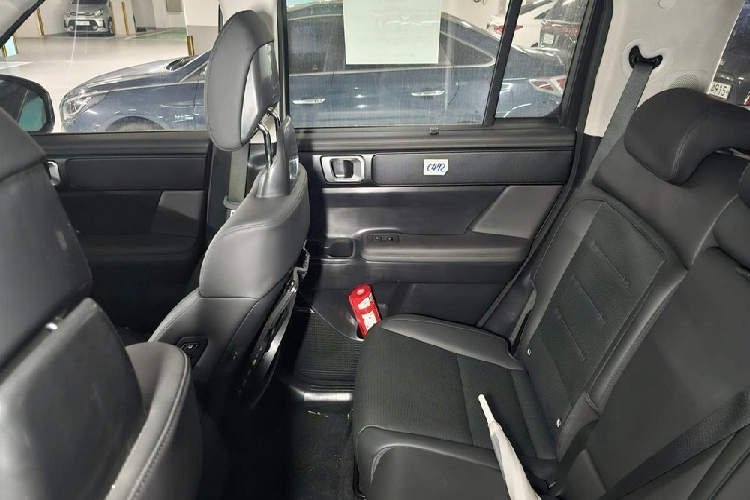 Tương tự ngoại thất, nội thất của mẫu xe này cũng có chi tiết thiết kế hình chữ "H" là mặt táp-lô và viền chỉ trên ghế. Vô lăng của xe có thiết kế 3 chấu mới, đi kèm 4 dấu chấm thay cho logo Hyundai và tích hợp lẫy chuyển số thể thao. Cần số điện tử của xe không nằm trên cụm điều khiển trung tâm mà chuyển lên cụm vô lăng.