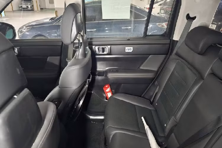 Tương tự ngoại thất, nội thất của mẫu xe này cũng có chi tiết thiết kế hình chữ "H" là mặt táp-lô và viền chỉ trên ghế. Vô lăng của xe có thiết kế 3 chấu mới, đi kèm 4 dấu chấm thay cho logo Hyundai và tích hợp lẫy chuyển số thể thao. Cần số điện tử của xe không nằm trên cụm điều khiển trung tâm mà chuyển lên cụm vô lăng.