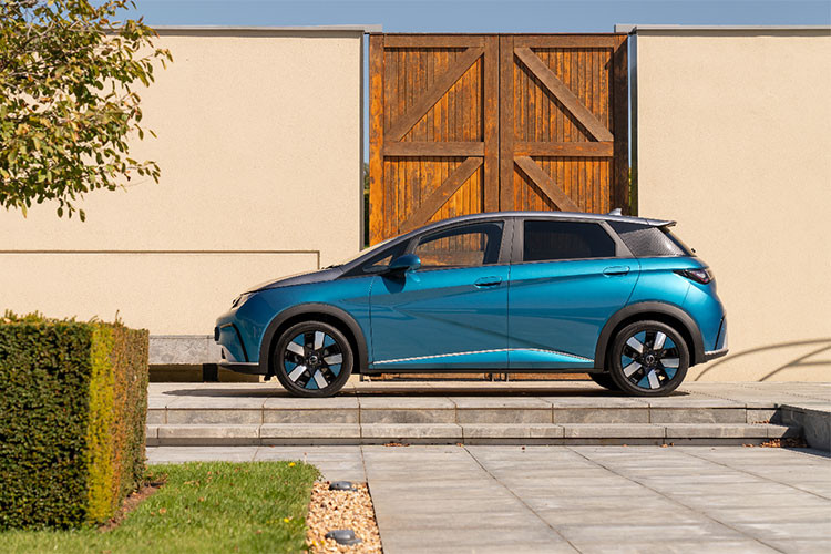 BYD Seal được giới thiệu là đối thủ cạnh tranh của Tesla Model 3 nhưng được bán ít hơn dự kiến ở Trung Quốc, vì vậy BYD sẽ sử dụng nó để giao hàng ra nước ngoài và cố gắng cung cấp nó ở những thị trường không có sự cạnh tranh gay gắt.