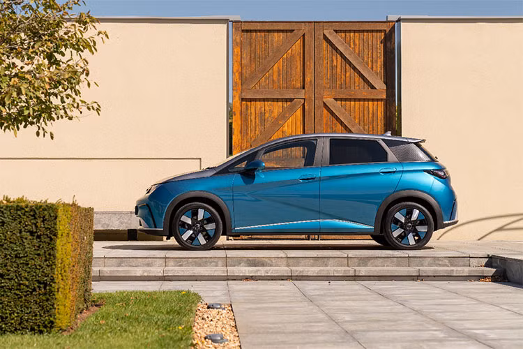 BYD Seal được giới thiệu là đối thủ cạnh tranh của Tesla Model 3 nhưng được bán ít hơn dự kiến ở Trung Quốc, vì vậy BYD sẽ sử dụng nó để giao hàng ra nước ngoài và cố gắng cung cấp nó ở những thị trường không có sự cạnh tranh gay gắt.