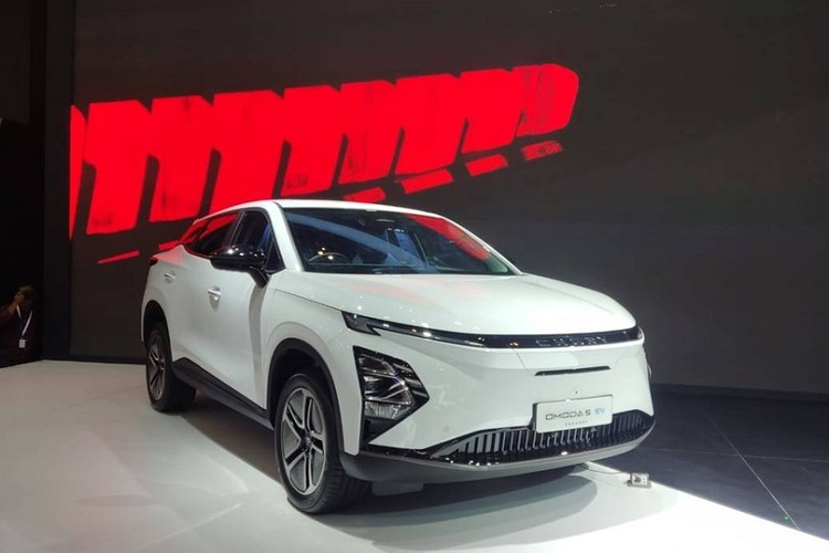 Chiếc xe xuất hiện tại triển lãm GIIAS 2023 có một điểm khác biệt là được trang bị vô lăng nằm bên phải. Indonesia cũng là thị trường đầu tiên đón nhận phiên bản tay lái nghịch của mẫu xe điện này. Là phiên bản thuần điện của SUV cỡ B Omoda 5 sắp bán ở Việt Nam, mẫu xe này có kích thước dài x rộng x cao lần lượt 4.400 x 1.830 x 1.590 mm và chiều dài cơ sở 2.630 mm. So với phiên bản máy xăng thông thường, Chery Omoda 5 EV gần như giữ nguyên kích thước. 