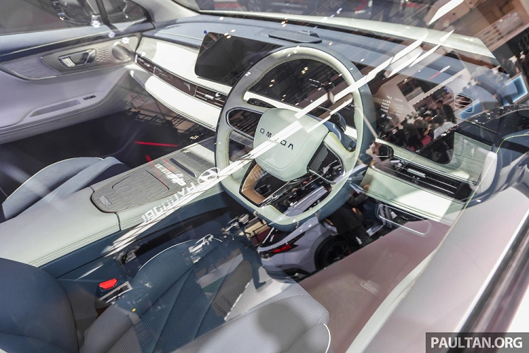 Bên trong nội thất của Chery Omoda 5 EV, bảng đồng hồ kỹ thuật số nối liền với màn hình cảm ứng trung tâm cùng có kích thước 12,3 inch, hệ thống đèn viền LED 46 màu và điều hòa chỉnh bằng cảm ứng.