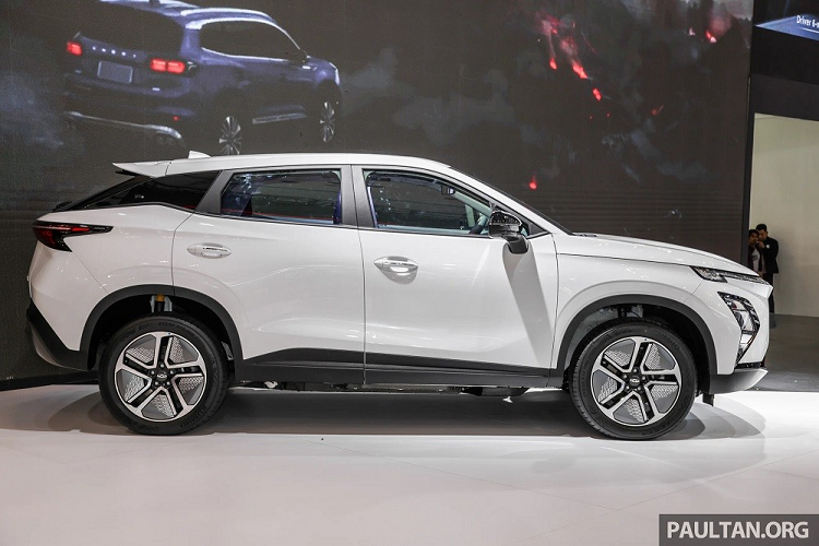 Không chỉ kích thước mà thiết kế tổng thể của Chery Omoda 5 EV cũng không thay đổi nhiều so với phiên bản máy xăng. Tất nhiên, một số chi tiết trên xe đã được điều chỉnh cho phù hợp với ôtô điện, ví dụ như lưới tản nhiệt đóng kín, hốc gió trung tâm rộng hơn, vành la-zăng với thiết kế khí động lực học và sự biến mất của ống xả phía sau.