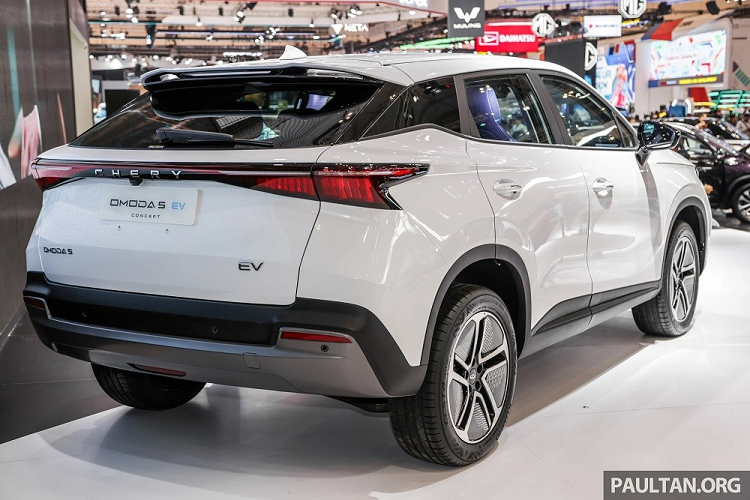 Hiện giá xe Chery Omoda 5 EV tại Indonesia chưa được công bố. Chery cho biết mẫu xe điện này sẽ được lắp ráp tại nhà máy ở Indonesia để phục vụ thị trường nội địa và xuất khẩu. Xe sẽ bắt đầu được bán ra ở thị trường này vào đầu năm sau. Hiện Chery vẫn chưa nhận cọc cho Omoda 5 EV vì còn phải chờ phản ứng của người tiêu dùng.