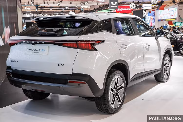 Hiện giá xe Chery Omoda 5 EV tại Indonesia chưa được công bố. Chery cho biết mẫu xe điện này sẽ được lắp ráp tại nhà máy ở Indonesia để phục vụ thị trường nội địa và xuất khẩu. Xe sẽ bắt đầu được bán ra ở thị trường này vào đầu năm sau. Hiện Chery vẫn chưa nhận cọc cho Omoda 5 EV vì còn phải chờ phản ứng của người tiêu dùng.