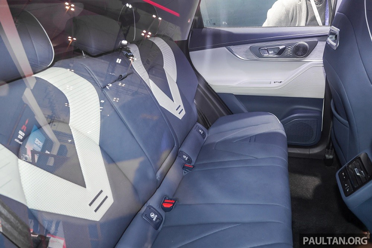 Khác biệt lớn nhất của Chery Omoda 5 EV so với phiên bản máy xăng đương nhiên nằm ở động cơ. Theo đó, mẫu xe điện này dùng mô-tơ có công suất tối đa 221 mã lực và mô-men xoắn cực đại 400 Nm, cho phép xe tăng tốc từ 0-100 km/h trong 7,8 giây. Bên cạnh đó là pin có dung lượng 61 kWh, mang đến quãng đường di chuyển 450 km sau một lần sạc đầy. Thời gian tăng dung lượng pin từ 10-80% bằng bộ sạc nhanh là 35 phút.