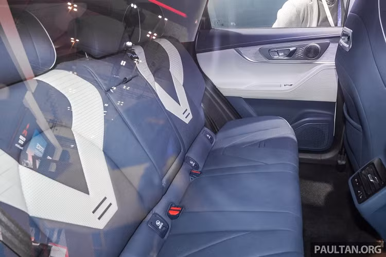 Khác biệt lớn nhất của Chery Omoda 5 EV so với phiên bản máy xăng đương nhiên nằm ở động cơ. Theo đó, mẫu xe điện này dùng mô-tơ có công suất tối đa 221 mã lực và mô-men xoắn cực đại 400 Nm, cho phép xe tăng tốc từ 0-100 km/h trong 7,8 giây. Bên cạnh đó là pin có dung lượng 61 kWh, mang đến quãng đường di chuyển 450 km sau một lần sạc đầy. Thời gian tăng dung lượng pin từ 10-80% bằng bộ sạc nhanh là 35 phút.