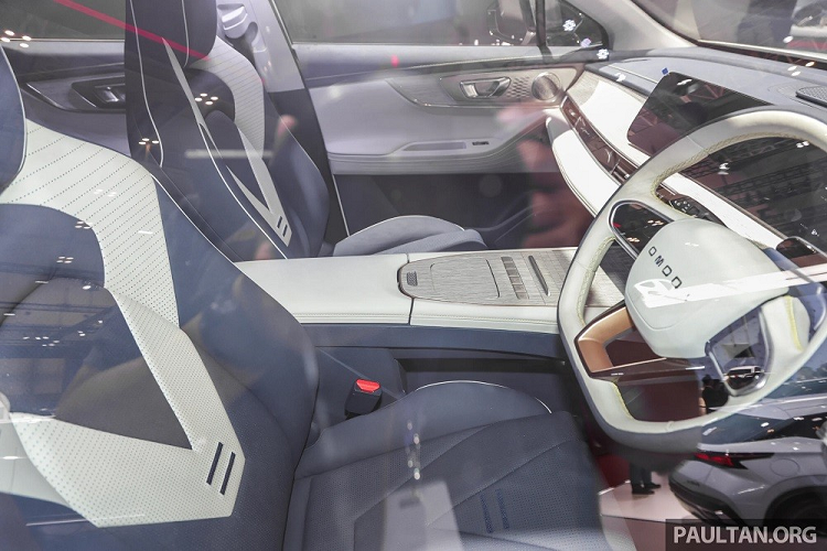 Nội thất của mẫu xe điện này có 2 hàng ghế và 5 chỗ ngồi, giống phiên bản máy xăng. Nội thất được bọc da phối 2 màu tương phản, ốp gỗ và ốp kim loại màu bạc, tạo cảm giác cao cấp. Ghế trước của xe có thiết kế thể thao trong khi hàng ghế sau có đủ chỗ cho 3 người ngồi và đi kèm cửa gió điều hòa.