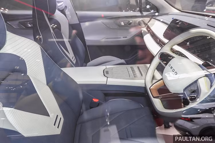 Nội thất của mẫu xe điện này có 2 hàng ghế và 5 chỗ ngồi, giống phiên bản máy xăng. Nội thất được bọc da phối 2 màu tương phản, ốp gỗ và ốp kim loại màu bạc, tạo cảm giác cao cấp. Ghế trước của xe có thiết kế thể thao trong khi hàng ghế sau có đủ chỗ cho 3 người ngồi và đi kèm cửa gió điều hòa.