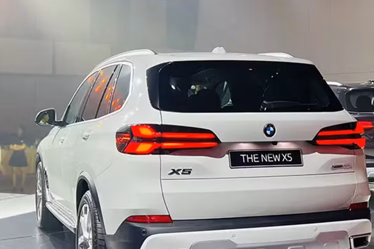 Ngoài ra, mẫu SUV hạng sang này còn có ghế Comfort và các chi tiết ốp gỗ tiêu chuẩn, tạo cảm giác sang trọng cho nội thất. Trên mặt táp-lô của xe có thêm hệ thống đèn Light Bar chiếu xung quanh dạng LED đồ hoạ ký tự X5 nổi bật, tương tự BMW X7 mới.