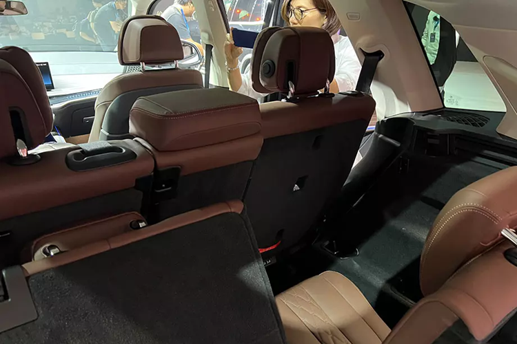 Trang bị mới này là sự kết hợp giữa bảng đồng hồ kỹ thuật số 12,3 inch sau vô lăng và màn hình cảm ứng trung tâm 14,9 inch. Bên cạnh đó là hệ điều hành BMW 8.0 cùng hệ thống điều khiển iDrive cho phép chủ nhân điều khiển xe trực quan và dễ dàng.