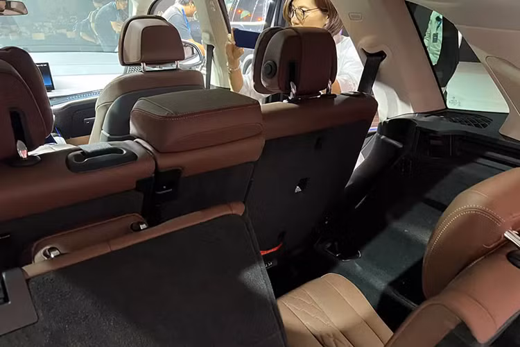 Trang bị mới này là sự kết hợp giữa bảng đồng hồ kỹ thuật số 12,3 inch sau vô lăng và màn hình cảm ứng trung tâm 14,9 inch. Bên cạnh đó là hệ điều hành BMW 8.0 cùng hệ thống điều khiển iDrive cho phép chủ nhân điều khiển xe trực quan và dễ dàng.