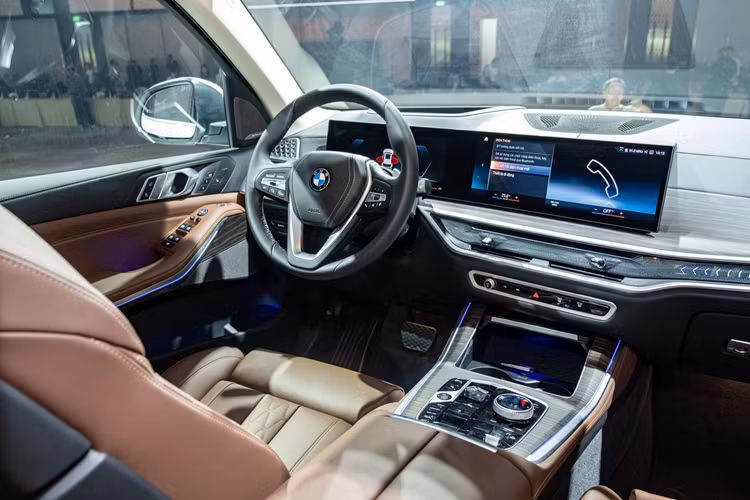 Một thay đổi nữa của BMW X5 2024 chính là cần số điện tử nhỏ gọn và được nạm pha lê sang trọng. Sự thay đổi này giúp khu vực cụm điều khiển trung tâm của xe trở nên gọn gàng hơn.