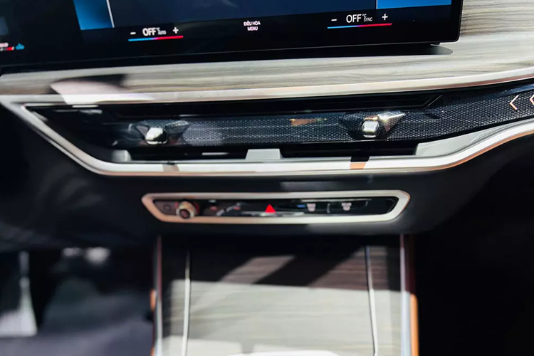 Đằng sau xe xuất hiện cụm đèn hậu LED mới với đường viền nổi bật. Đèn hậu LED dạng chữ L của xe được thiết kế nổi 3D và sẽ tạo thành hình chữ X khi ghép lại với nhau. Ở bản xDrive40i M Sport tiêu chuẩn, xe dùng vành hợp kim 20 inch sơn màu xám. Trong khi đó, bản xDrive40i xLine được trang bị vành hợp kim 20 inch phay xước 2 màu.