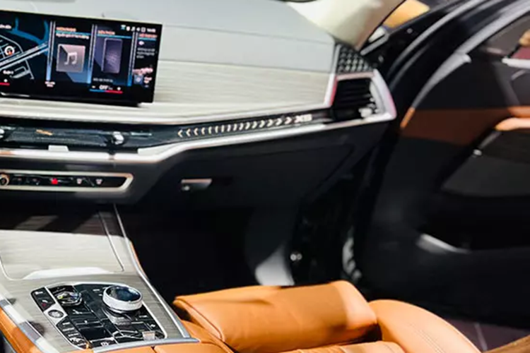 Bên trong xe, BMW X5 2024 sở hữu không gian nội thất 3 hàng ghế với 7 chỗ ngồi. Trong đó, hàng ghế thứ 3 của xe khá chật hẹp, chỉ phù hợp với trẻ em hoặc gập xuống để tăng thể tích khoang hành lý. Tương tự các mẫu xe BMW đời mới như X7, X5 2024 cũng có màn hình cong Curved Display đặt nổi trên mặt táp-lô.