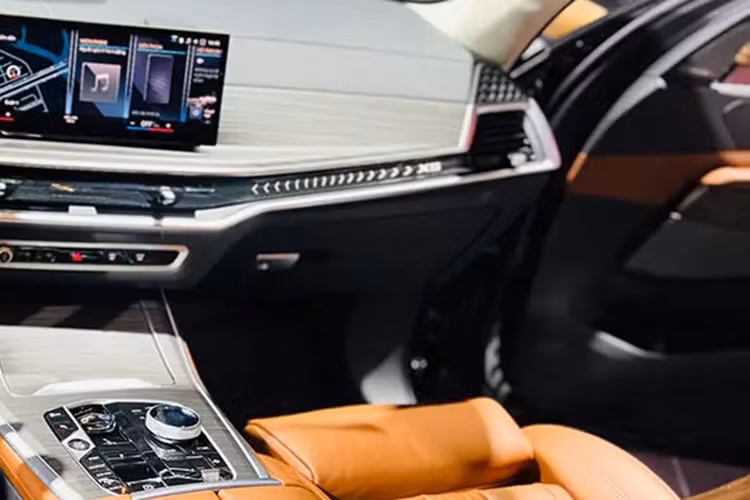 Bên trong xe, BMW X5 2024 sở hữu không gian nội thất 3 hàng ghế với 7 chỗ ngồi. Trong đó, hàng ghế thứ 3 của xe khá chật hẹp, chỉ phù hợp với trẻ em hoặc gập xuống để tăng thể tích khoang hành lý. Tương tự các mẫu xe BMW đời mới như X7, X5 2024 cũng có màn hình cong Curved Display đặt nổi trên mặt táp-lô.