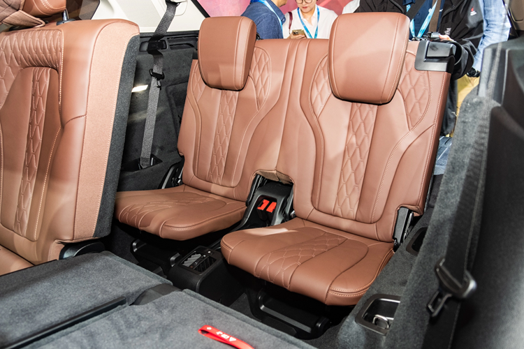 Người lái cũng có thể tự thiết lập độ cứng/mềm cho hệ thống treo để phù hợp với các chế độ lái Eco Pro, Comfort và Sport. Riêng phiên bản xDrive40i xLine sử dụng hệ thống treo khí nén tối ưu khả năng lái êm ái và thoải mái hơn.