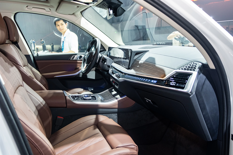 Nằm bên dưới nắp ca-pô của xe là hệ truyền động mild hybrid mới, bao gồm động cơ xăng 6 xi-lanh thẳng hàng, dung tích 3.0L, kết hợp với mô-tơ điện tích hợp vào hộp số Steptronic Sport 8 cấp. Mô-tơ điện tạo ra công suất tối đa 12 mã lực và mô-men xoắn cực đại 200 Nm.