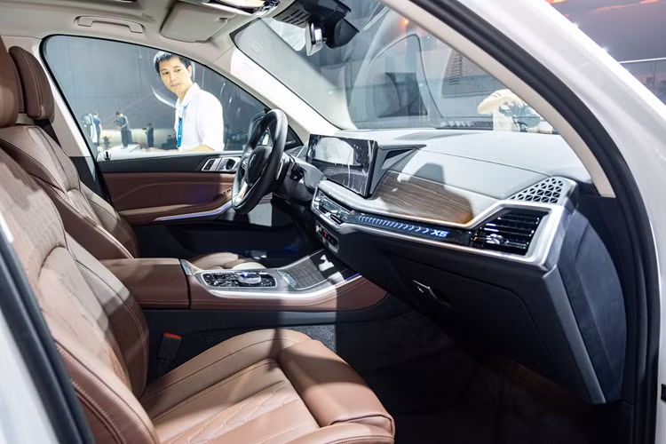 Nằm bên dưới nắp ca-pô của xe là hệ truyền động mild hybrid mới, bao gồm động cơ xăng 6 xi-lanh thẳng hàng, dung tích 3.0L, kết hợp với mô-tơ điện tích hợp vào hộp số Steptronic Sport 8 cấp. Mô-tơ điện tạo ra công suất tối đa 12 mã lực và mô-men xoắn cực đại 200 Nm.