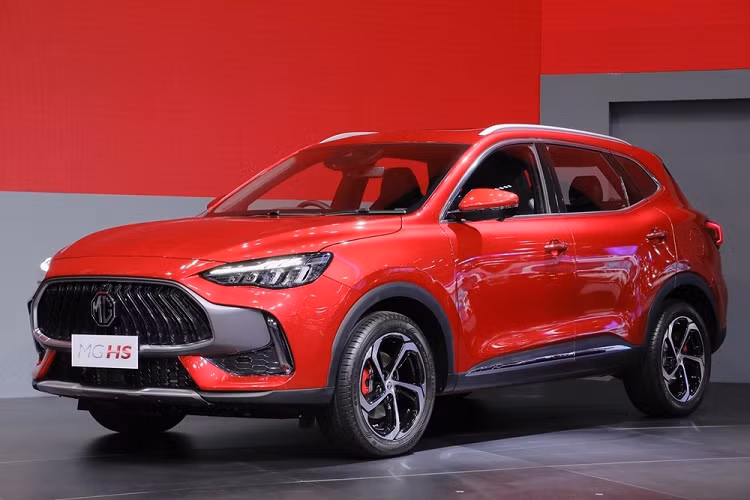  MG HS là mẫu SUV cỡ C đã từng lặng lẽ biến mất khỏi thị trường Việt Nam từ hồi tháng 9 năm ngoái. Vào thời điểm đó, hãng giải thích nguyên nhân ngừng bán là do mẫu SUV cỡ C này đã tạm hết hàng. Đồng thời, MG Việt Nam cũng cho biết khách hàng muốn mua mẫu xe này thì phải chờ phiên bản mới ra mắt vào năm 2023.