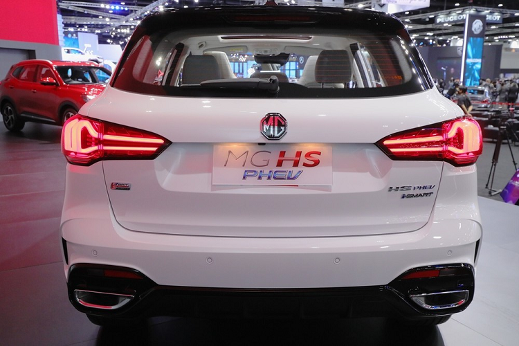 Tương tự ngoại thất, nội thất của mẫu SUV cỡ C này cũng được thổi làn gió mới với ghế thể thao bọc da nhân tạo, ghế lái chỉnh điện 6 hướng, ghế phụ lái chỉnh điện 4 hướng, ghế sau gập 60:40, vô lăng 3 chấu vát đáy và cần số theo phong cách máy bay chiến đấu.