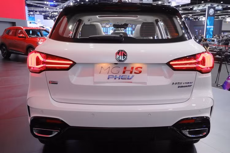 Tương tự ngoại thất, nội thất của mẫu SUV cỡ C này cũng được thổi làn gió mới với ghế thể thao bọc da nhân tạo, ghế lái chỉnh điện 6 hướng, ghế phụ lái chỉnh điện 4 hướng, ghế sau gập 60:40, vô lăng 3 chấu vát đáy và cần số theo phong cách máy bay chiến đấu.