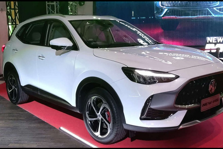 Trước mặt người lái là đồng hồ kỹ thuật số với màn hình LCD 7 inch hoặc 12 inch tùy theo phiên bản, hệ thống định vị với công nghệ thực tế ảo và màn hình cảm ứng trung tâm 10 inch.