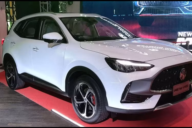 Trước mặt người lái là đồng hồ kỹ thuật số với màn hình LCD 7 inch hoặc 12 inch tùy theo phiên bản, hệ thống định vị với công nghệ thực tế ảo và màn hình cảm ứng trung tâm 10 inch.