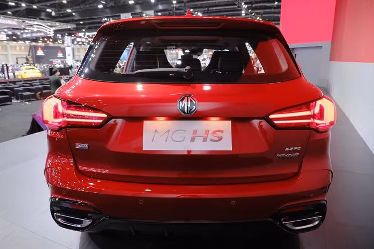 Nhờ đó, xe trông thể thao hơn nhờ lưới tản nhiệt cỡ lớn, sơn màu đen bóng với các nan nằm dọc uốn lượn mềm mại, đèn pha LED sắc sảo hơn, tự động điều chỉnh luồng sáng cao/thấp và tích hợp dải đèn LED định vị ban ngày mới.