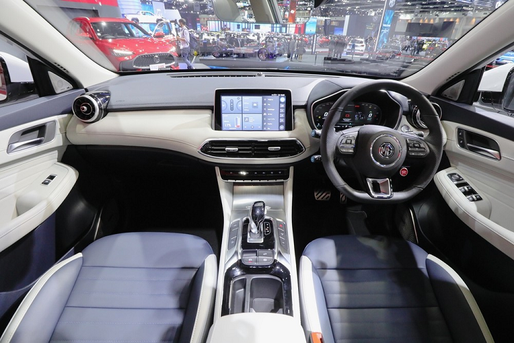 Thêm vào đó là đèn sương mù nằm dọc ở hai góc đầu xe, cản trước mới, hốc gió trung tâm hình thang rộng, đi kèm nẹp trang trí màu bạc và nắp ca-pô dốc xuống dưới. Chưa hết, MG HS 2023 còn được bổ sung vành la-zăng mới với đường kính 17 inch hoặc 18 inch, tùy phiên bản, đèn hậu LED nằm ngang, cản sau cải tiến, 2 đầu ống xả giả hình thang ngược, mạ crôm, bộ khuếch tán gió và cảm biến đá cốp.